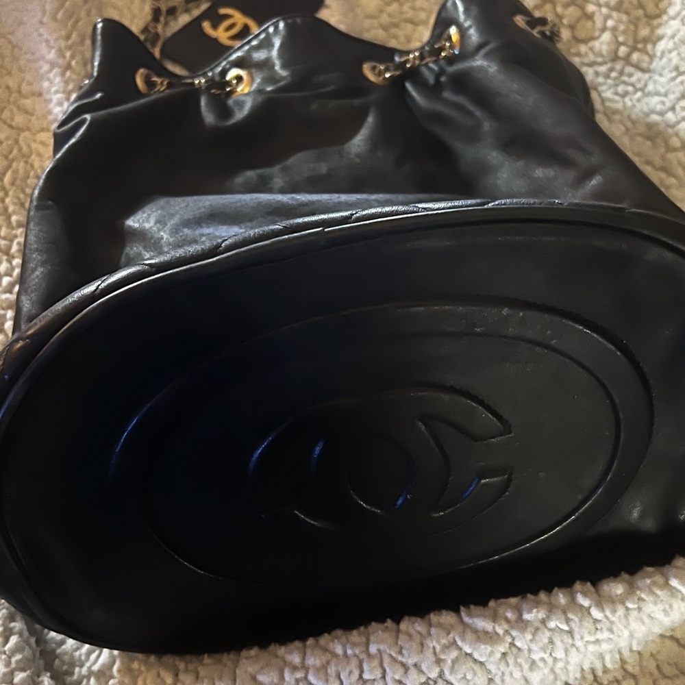 Black leather quilted bucket with double chain straps.  Exterior in GC - Picture 4 of 12